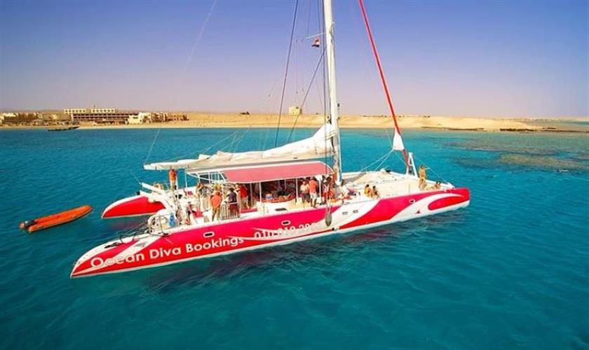 catamaran sailing tour